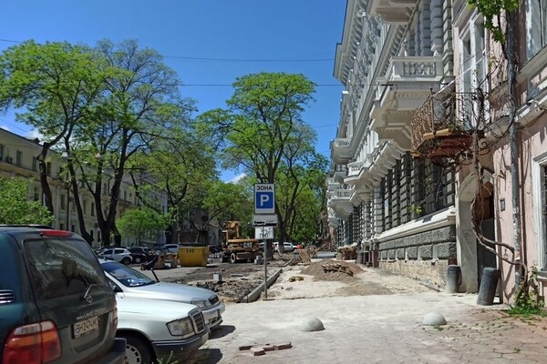 Из-за ремонта здания полиции: в одесском дворе образовалась глубокая яма