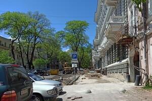 Из-за ремонта здания полиции: в одесском дворе образовалась глубокая яма