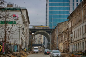 В Одессе бетонируют проезжую часть Деволановского спуска