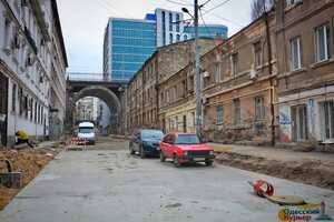 В Одессе бетонируют проезжую часть Деволановского спуска