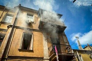В центре Одессы горел дом: спасали людей, кота и собаку В центре Одессы горел дом: спасали людей, кота и собаку