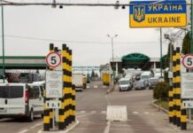 Украинцы-мужчины 18-22 лет получили право выезда за границу