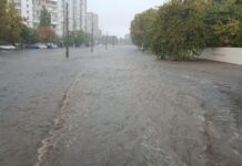В Одессе за несколько часов выпала месячная норма осадков: какие улицы подтоплены и где ограничено движение