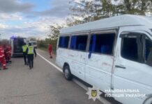 На трассе Киев – Одесса возле села Хоминка перевернулся микроавтобус: движение затруднено, пострадали люди