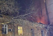 В Одессе БпЛА упал на дом: вспыхнул пожар (обновлено)