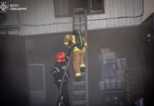 В Одессе вспыхнул масштабный пожар в спортзале с баней у складских помещений