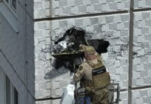 Попал, но не сдетонировал: Одессе БпЛА застрял в стене многоэтажки